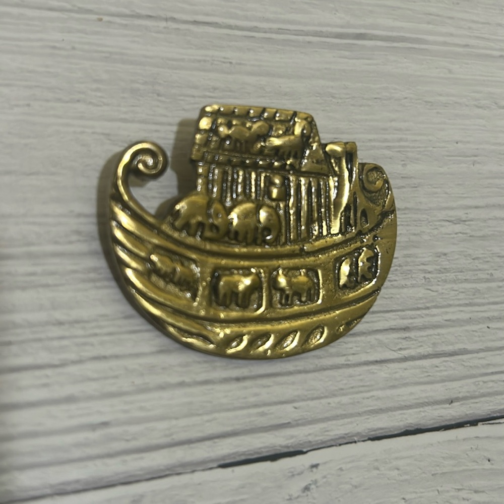 Pendant of Noah’s Ark fake gold